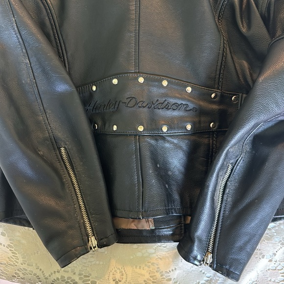 Vintage woman’s Medium Harley Davidson Leather riding jacket zippers and buckles - Picture 9 of 14